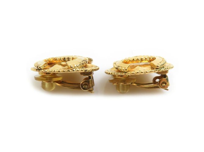 Orecchini a clip in metallo dorato Chanel Coco Mark D'oro - vista 2