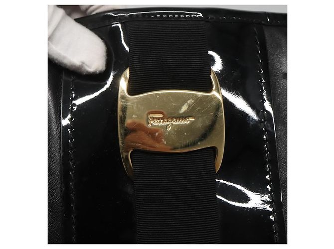 Bolso Tote Vera de cuero negro y dorado de Salvatore Ferragamo Auth bs26608 - vista 10