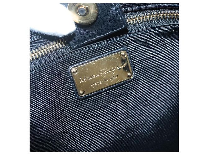 Bolso Tote Vera de cuero negro y dorado de Salvatore Ferragamo Auth bs26608 - vista 17