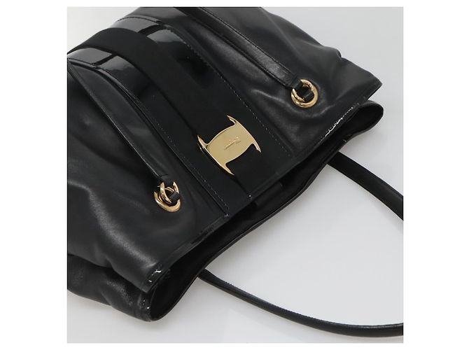 Bolso Tote Vera de cuero negro y dorado de Salvatore Ferragamo Auth bs26608 - vista 6