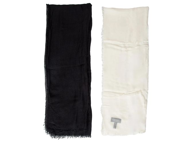 Set di sciarpe Chanel nero e bianco in cashmere e modal CC Multicolore - vista 2
