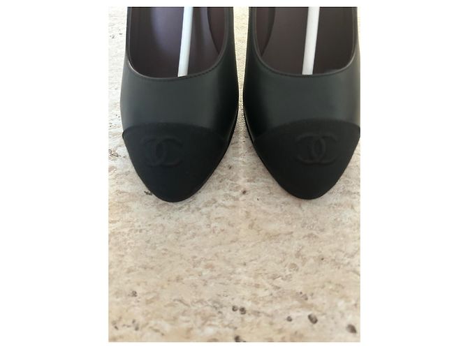 Chanel Pumps aus Leder mit CC Stoffspitze Schwarz Größe 37 - Ansicht 2