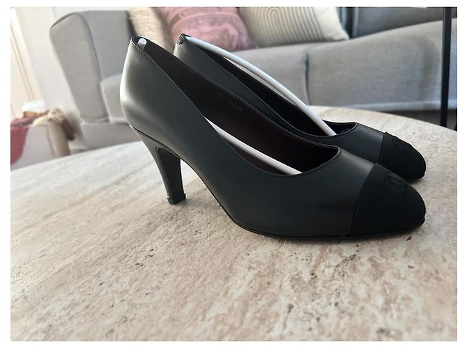 Chanel Pumps aus Leder mit CC Stoffspitze Schwarz Größe 37 - Ansicht 4