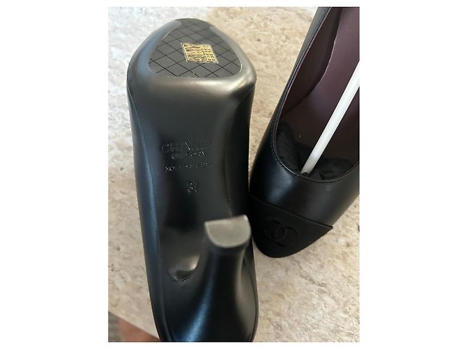 Chanel Pumps aus Leder mit CC Stoffspitze Schwarz Größe 37 - Ansicht 6