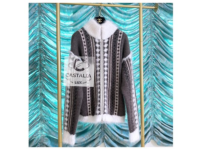 Chanel Arktisches Eis Ikonischer Flauschiger Cardigan 42 FR Beige - Ansicht 2