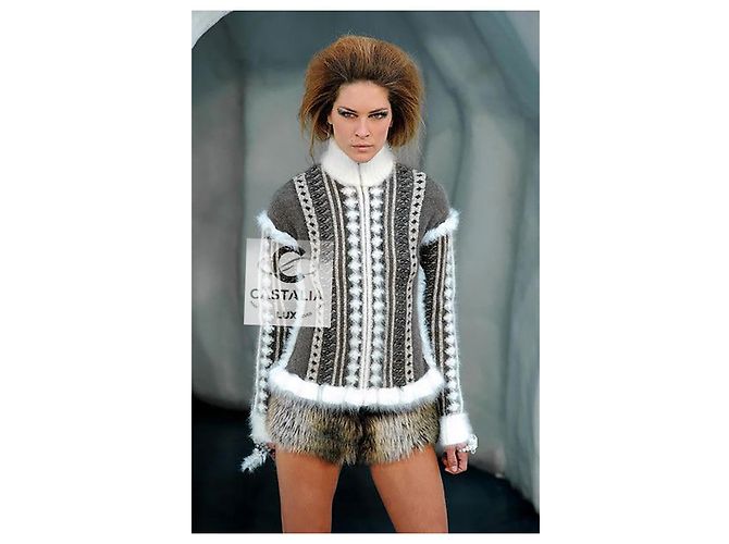 Chanel Arktisches Eis Ikonischer Flauschiger Cardigan 42 FR Beige - Ansicht 6