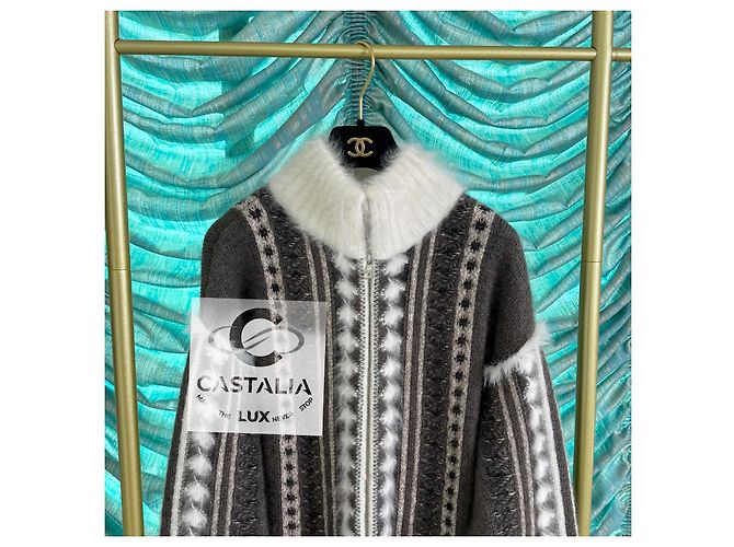 Chanel Arktisches Eis Ikonischer Flauschiger Cardigan 42 FR Beige - Ansicht 9