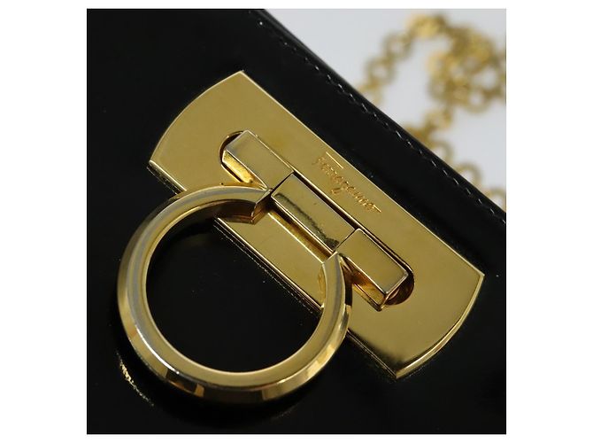 Borsa a spalla Gancini Chain di Salvatore Ferragamo in vernice nera e oro Auth 129160 Nero D'oro - vista 10