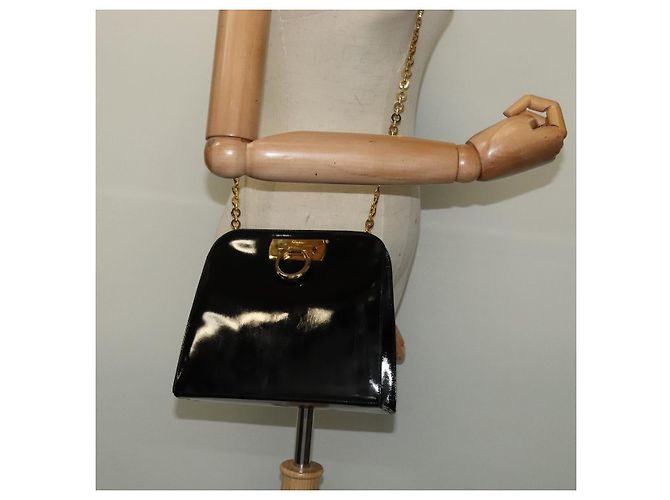 Borsa a spalla Gancini Chain di Salvatore Ferragamo in vernice nera e oro Auth 129160 Nero D'oro - vista 19