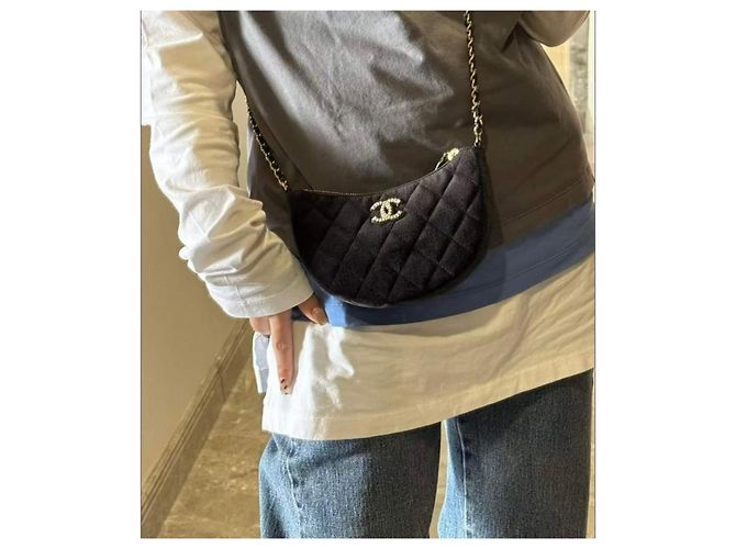 Borsa Hobo Chanel in Velluto Nero con Catena di Cristalli - vista 11