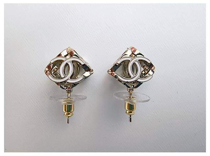 Orecchini Chanel CC 3D Dorati/Bianco D'oro - vista 2