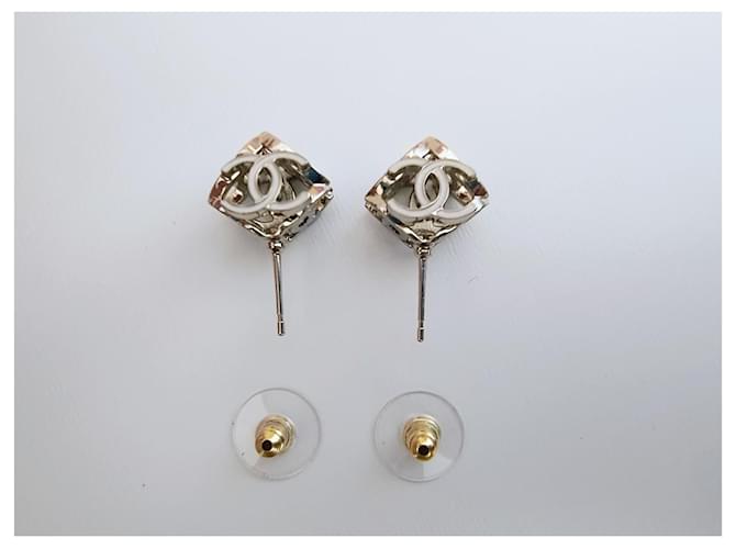Orecchini Chanel CC 3D Dorati/Bianco D'oro - vista 3