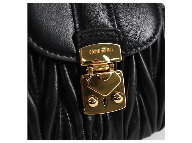 Borsa a spalla Miu Miu Matelassé Chain Pouch in pelle nera e oro Auth 128140SM Nero D'oro - vista 20