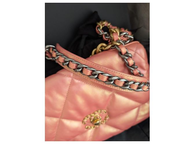 Chanel 19 Couro de bezerro iridescente acolchoada média aba rosa - vista 12
