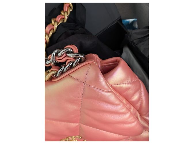 Chanel 19 Couro de bezerro iridescente acolchoada média aba rosa - vista 13