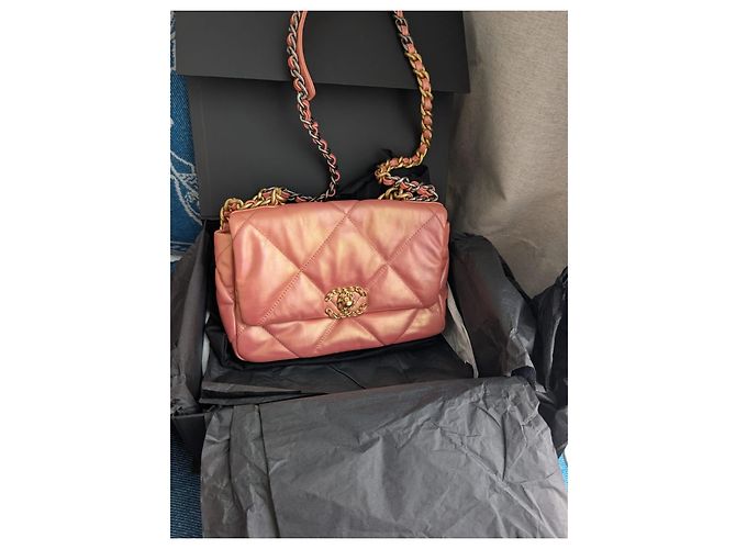 Chanel 19 Couro de bezerro iridescente acolchoada média aba rosa - vista 2