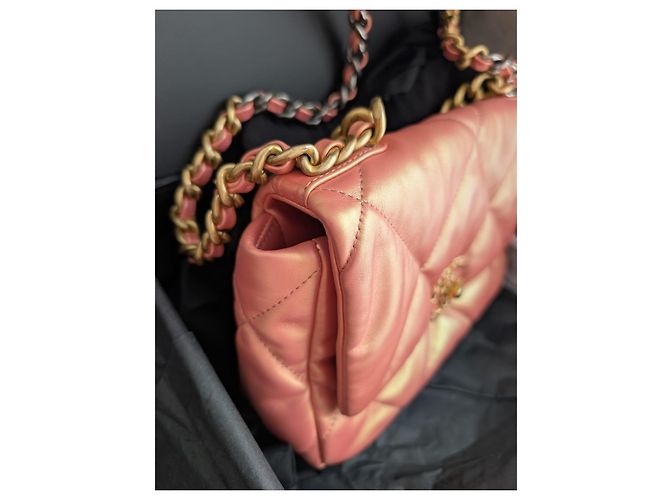 Chanel 19 Couro de bezerro iridescente acolchoada média aba rosa - vista 3