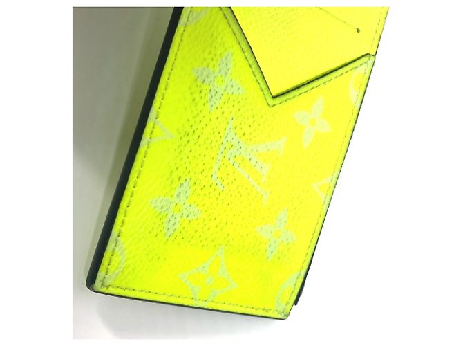 Monedero Taiga Rama de Louis Vuitton Amarillo - vista 11