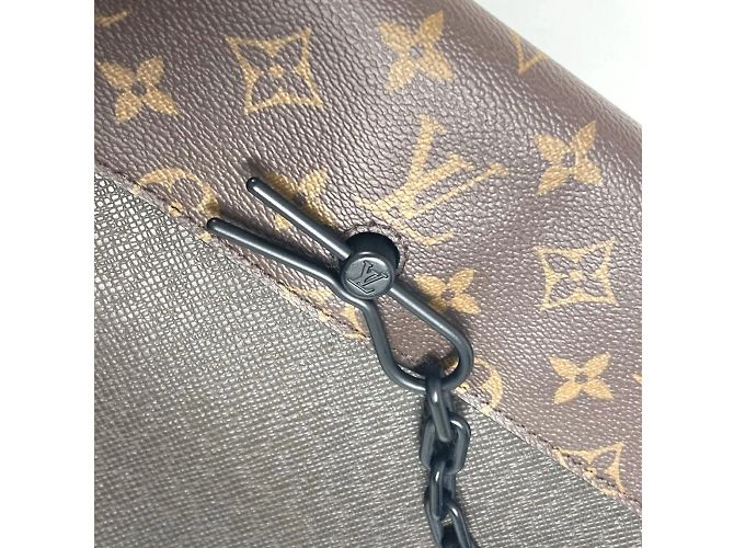 Borsa Pochette Steamer Monogram Taiga Louis Vuitton Marrone Cachi - vista 12