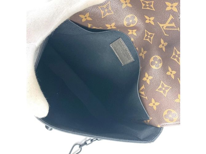 Borsa Pochette Steamer Monogram Taiga Louis Vuitton Marrone Cachi - vista 13
