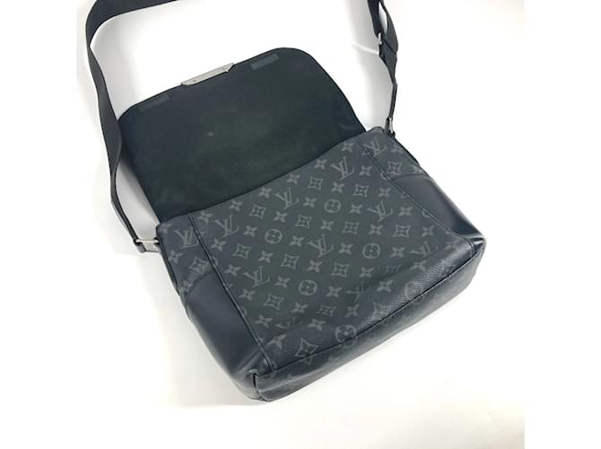 Bolso Messenger Explorer MM Monogram Eclipse Louis Vuitton Negro Monograma - vista 12
