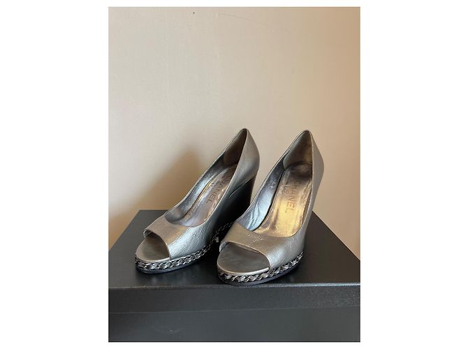 Décolleté Chanel Argentate in Pelle a Punta Aperta 36.5 Argento - vista 2