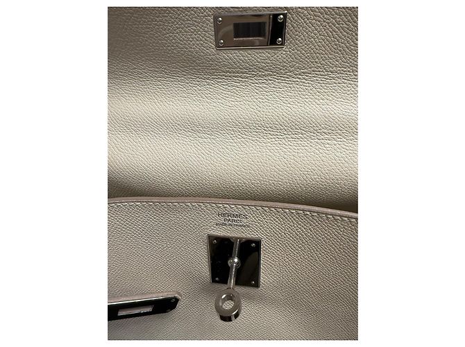 Hermès Kelly 32 Handtasche in der Farbe Craie Roh - Ansicht 11