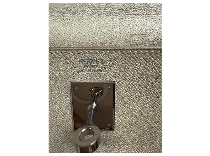 Hermès Kelly 32 Handtasche in der Farbe Craie Roh - Ansicht 14