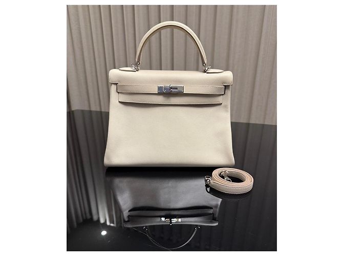 Hermès Kelly 32 Handtasche in der Farbe Craie Roh - Ansicht 2