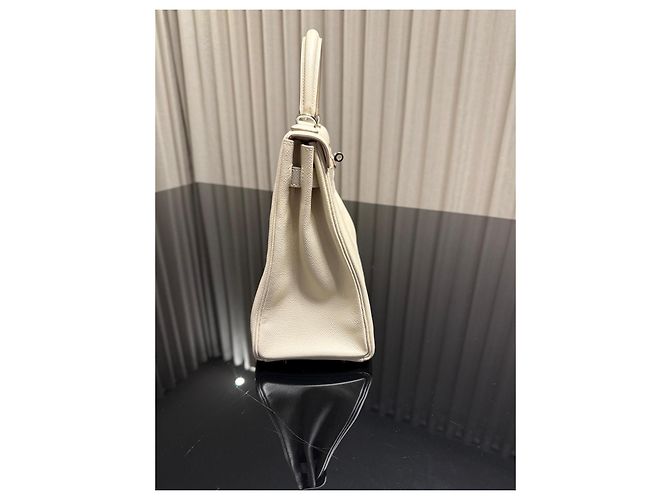 Hermès Kelly 32 Handtasche in der Farbe Craie Roh - Ansicht 4