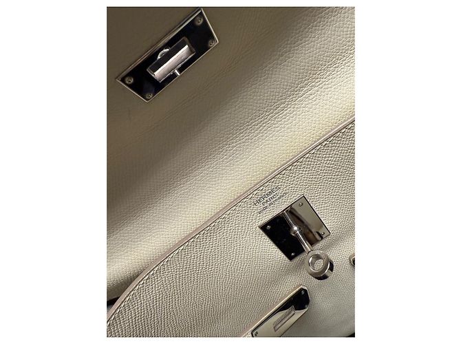 Hermès Kelly 32 Handtasche in der Farbe Craie Roh - Ansicht 6