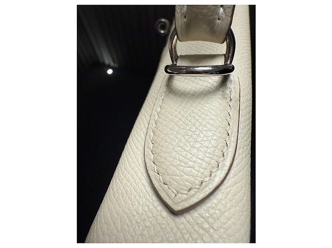 Hermès Kelly 32 Handtasche in der Farbe Craie Roh - Ansicht 8