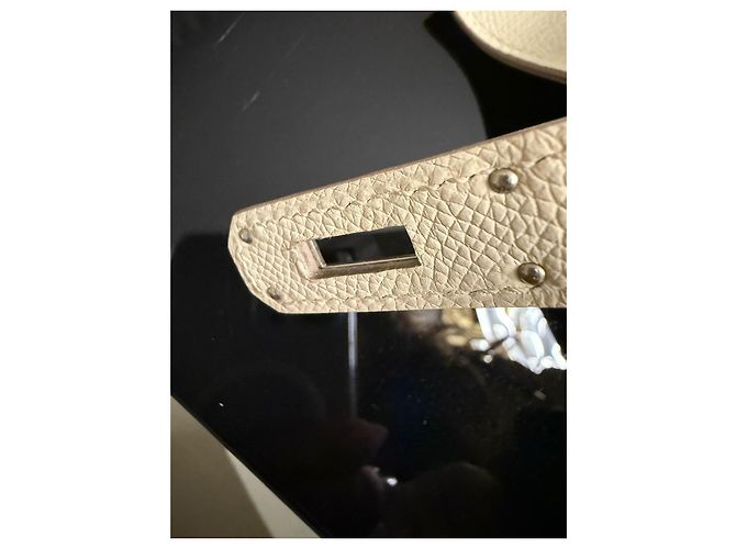 Hermès Kelly 32 Handtasche in der Farbe Craie Roh - Ansicht 9