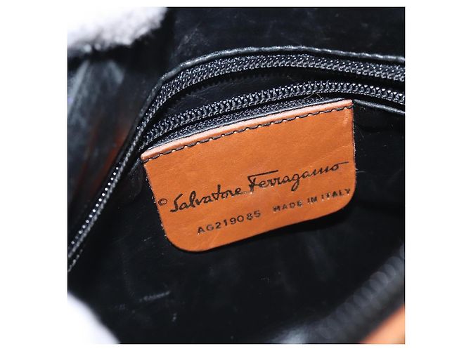Borsa a spalla Salvatore Ferragamo in pelle PVC nera e oro Auth bs27289 Nero D'oro - vista 17