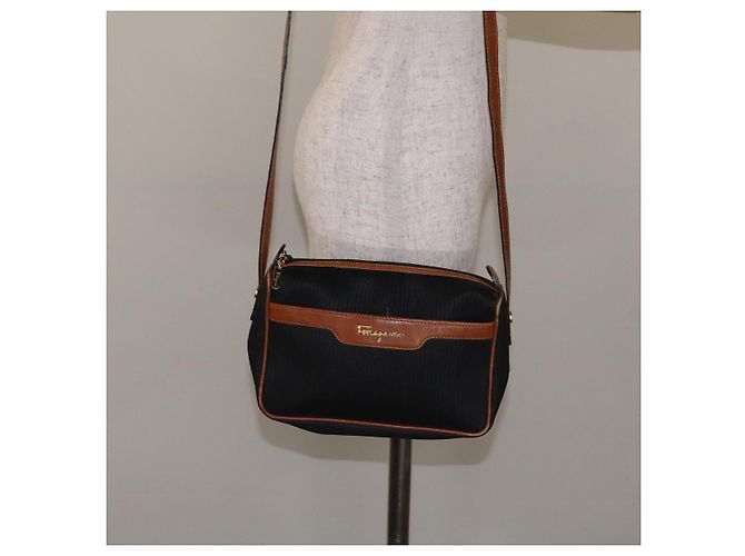Borsa a spalla Salvatore Ferragamo in pelle PVC nera e oro Auth bs27289 Nero D'oro - vista 23