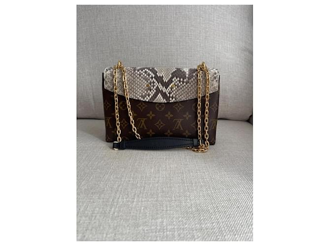 Louis Vuitton Saint-Placide in Python Marrone - vista 4