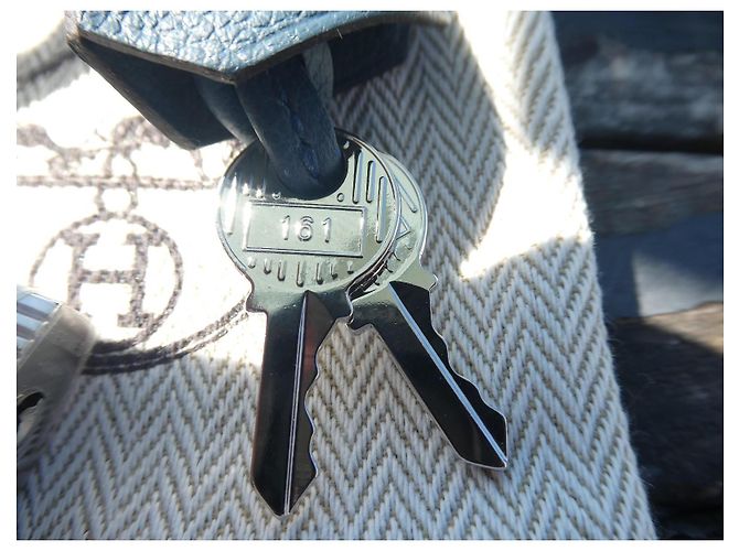 Clochette, tirador y candado Hermès nuevo de cuero togo azul con bolsa de polvo Plata - vista 5