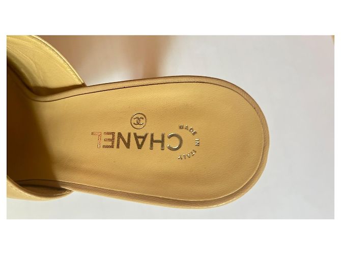 Chanel-Pumps in den ikonischen Farben der Marke Beige - Ansicht 3