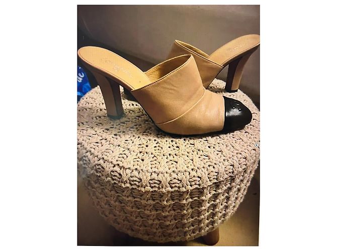 Chanel-Pumps in den ikonischen Farben der Marke Beige - Ansicht 4