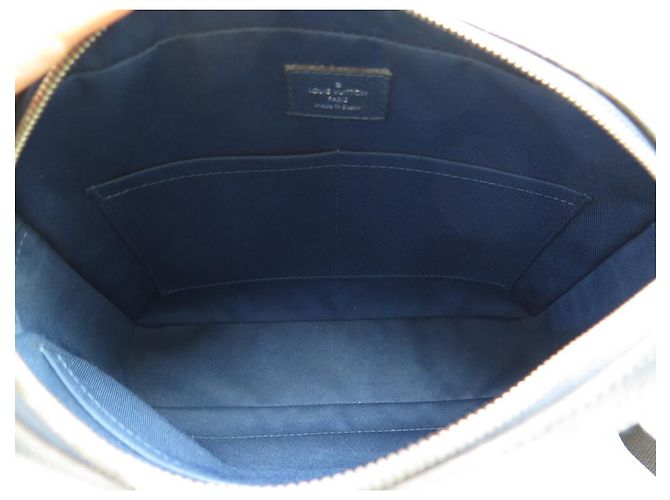 BORSA MESSENGER LOUIS VUITTON ANTON PM M34409 IN PELLE TAIGA Blu - vista 10