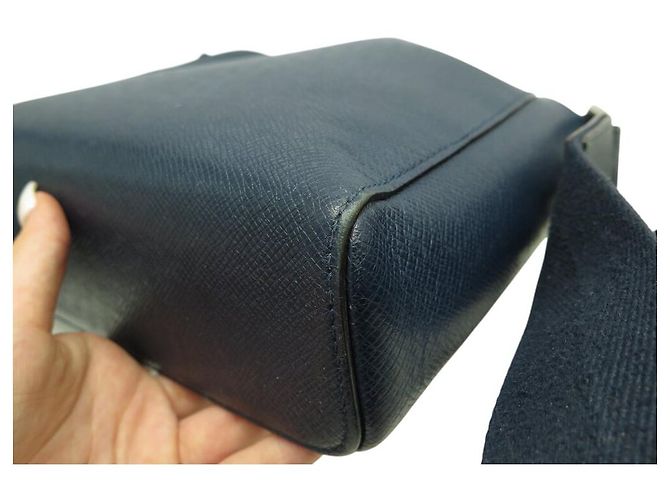 BORSA MESSENGER LOUIS VUITTON ANTON PM M34409 IN PELLE TAIGA Blu - vista 13