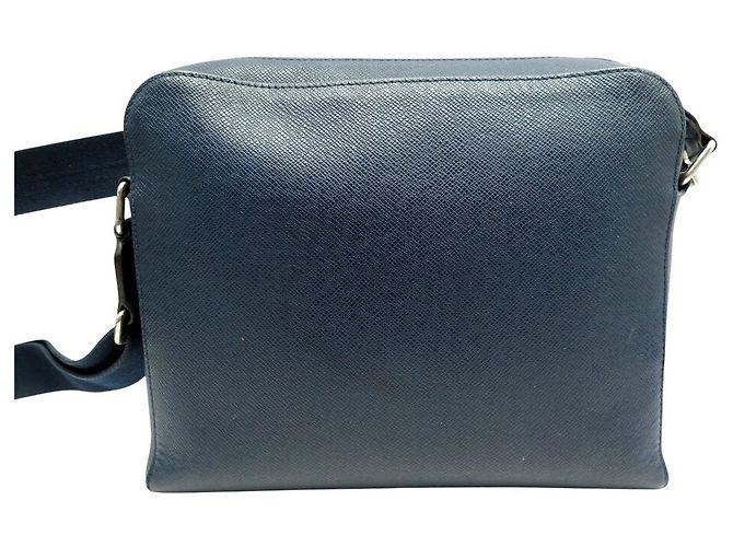 BORSA MESSENGER LOUIS VUITTON ANTON PM M34409 IN PELLE TAIGA Blu - vista 2
