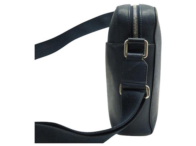 BORSA MESSENGER LOUIS VUITTON ANTON PM M34409 IN PELLE TAIGA Blu - vista 3
