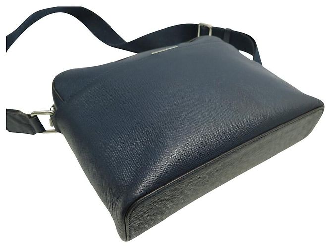 BORSA MESSENGER LOUIS VUITTON ANTON PM M34409 IN PELLE TAIGA Blu - vista 5