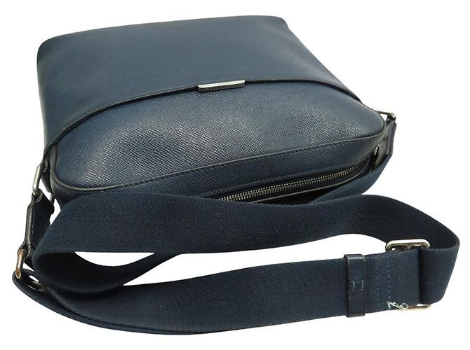 BORSA MESSENGER LOUIS VUITTON ANTON PM M34409 IN PELLE TAIGA Blu - vista 6