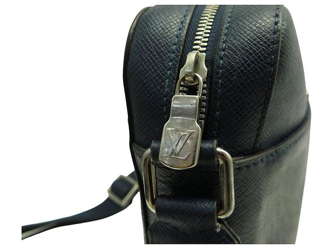 BORSA MESSENGER LOUIS VUITTON ANTON PM M34409 IN PELLE TAIGA Blu - vista 9
