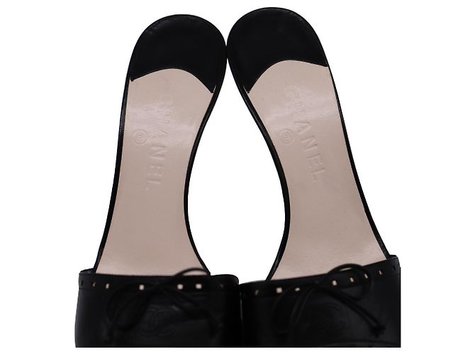 Timeless Sandali con tacco Chanel CC Bow in pelle nera Nero - vista 5
