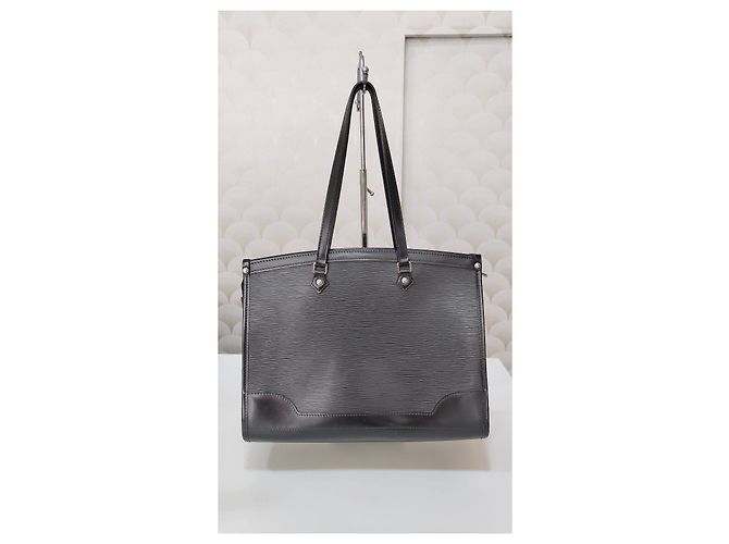 Borsa Louis Vuitton Madeleine in pelle Épi nera Nero - vista 3