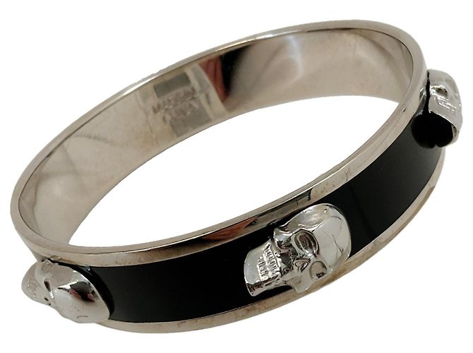 Pulsera de brazalete de tono plateado con esmalte negro 3D Skull de Alexander McQueen - vista 2