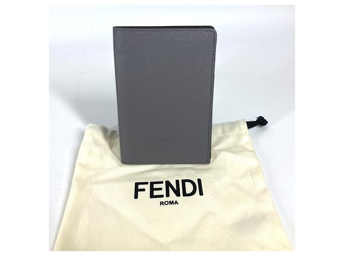 Fendi graue Leder-Passhülle Braun - Ansicht 13